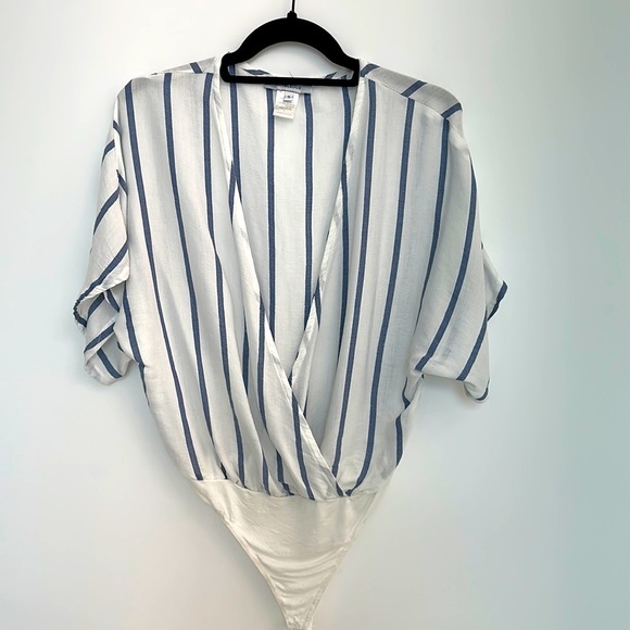 V neck striped,loose body suit. - Picture 2 of 6